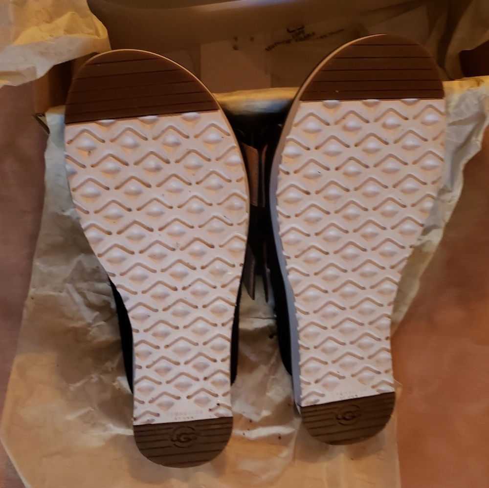 Women's Uggs Sandles - Picture 8 of 9